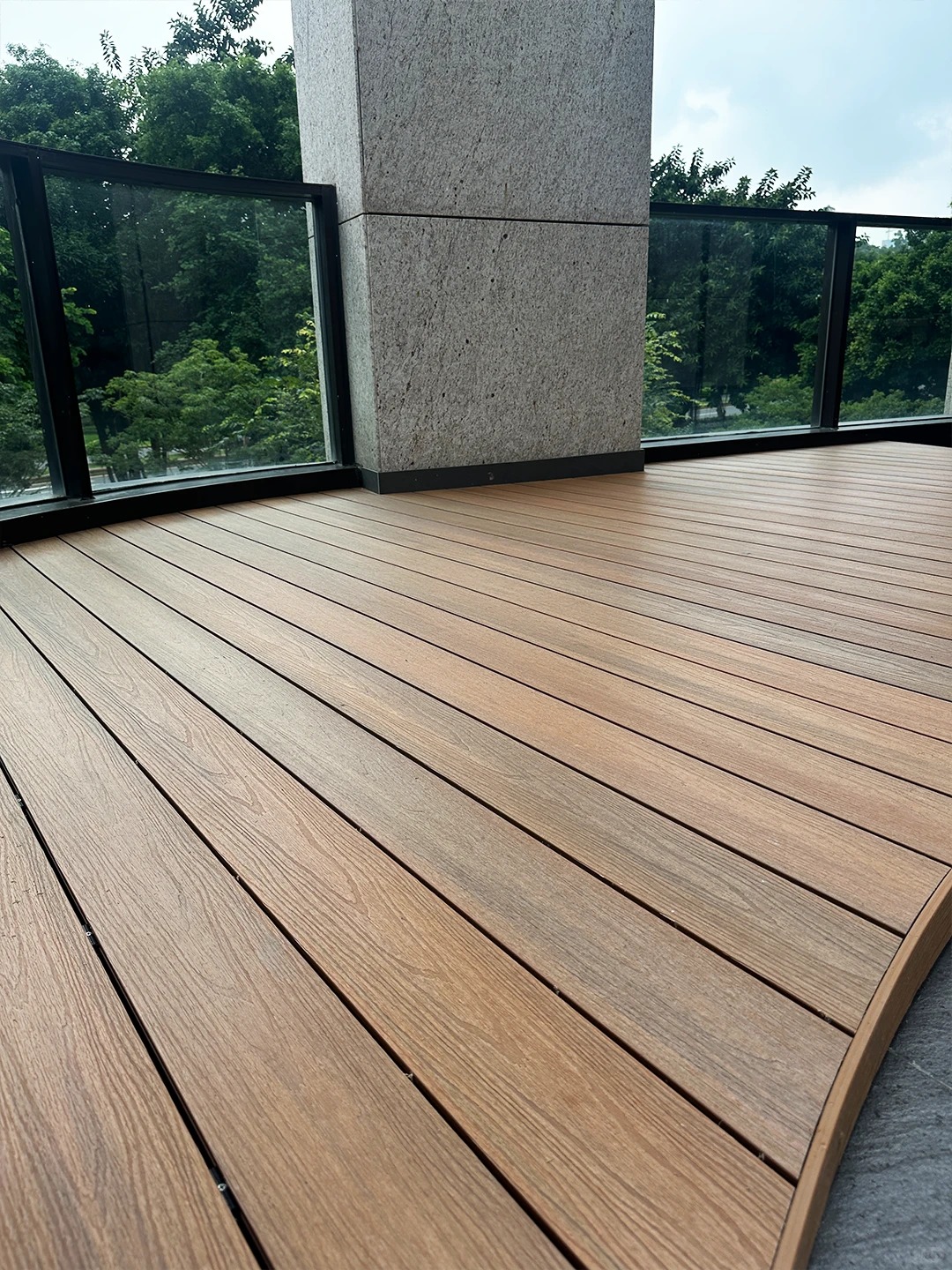 Изогнутая платформа для настила из ДПК: как Necowood преобразил нестандартное открытое пространство Изогнутая платформа для настила из ДПК: как Necowood преобразил нестандартное открытое пространство